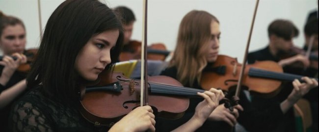 На даху луцької багатоповерхівки зіграв симфонічний оркестр. ВІДЕО*