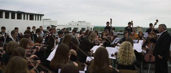 На даху луцької багатоповерхівки зіграв симфонічний оркестр. ВІДЕО*