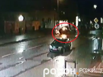 У центрі Рожища внаслідок аварії перекинулась автівка. ВІДЕО