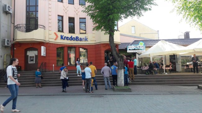 «Лишаться пенсіонери і студенти»: у Луцьку – довга черга для оплати візового збору