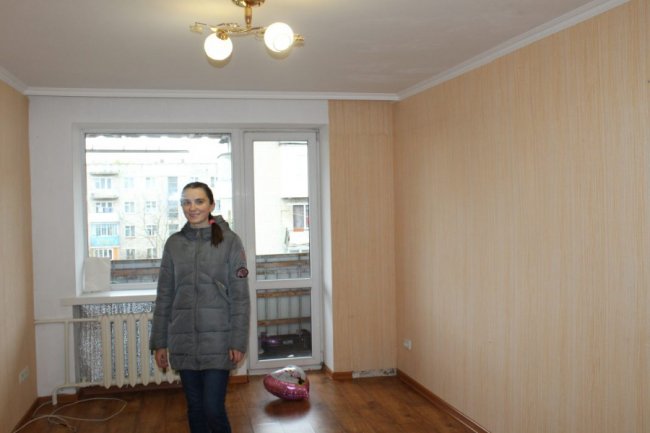 На Волині двом дівчатам-сиротам вручили ключі від квартир. ФОТО