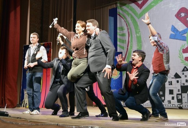 У Луцьку на КВНі ведучий заводив зал дикими танцями. ФОТО