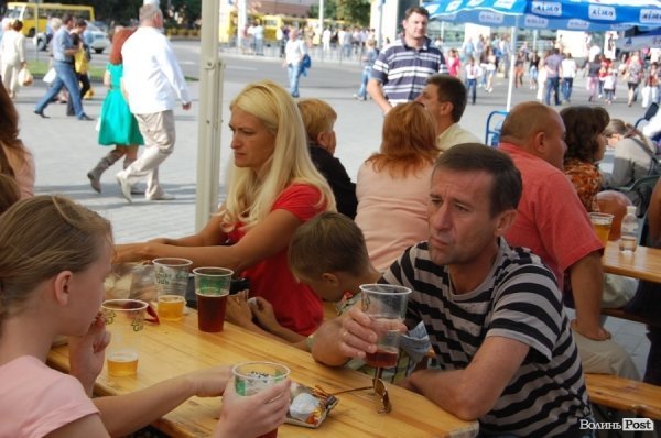 Лучанам дозволили пити пиво у центрі міста. ФОТО