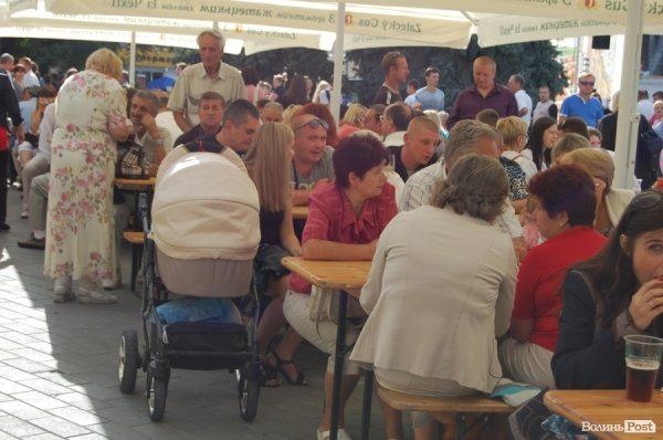 Лучанам дозволили пити пиво у центрі міста. ФОТО