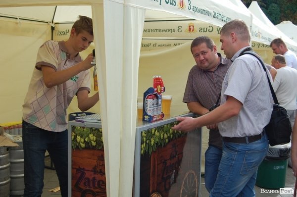 Лучанам дозволили пити пиво у центрі міста. ФОТО