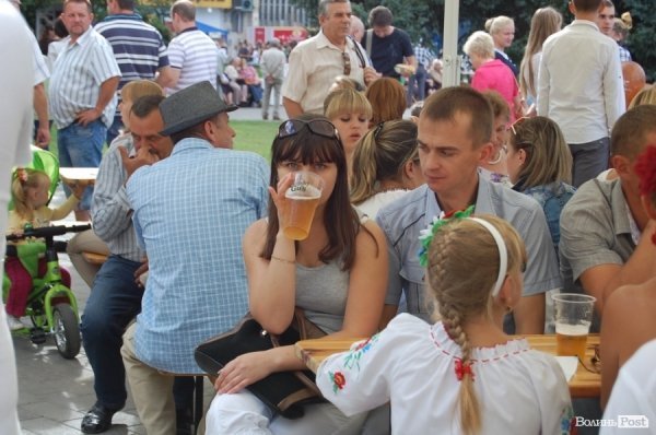 Лучанам дозволили пити пиво у центрі міста. ФОТО