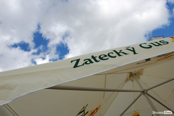 Лучанам дозволили пити пиво у центрі міста. ФОТО