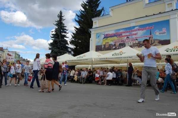 Лучанам дозволили пити пиво у центрі міста. ФОТО