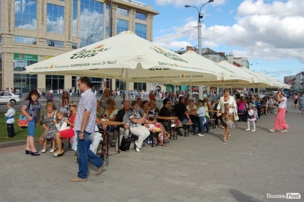 Лучанам дозволили пити пиво у центрі міста. ФОТО