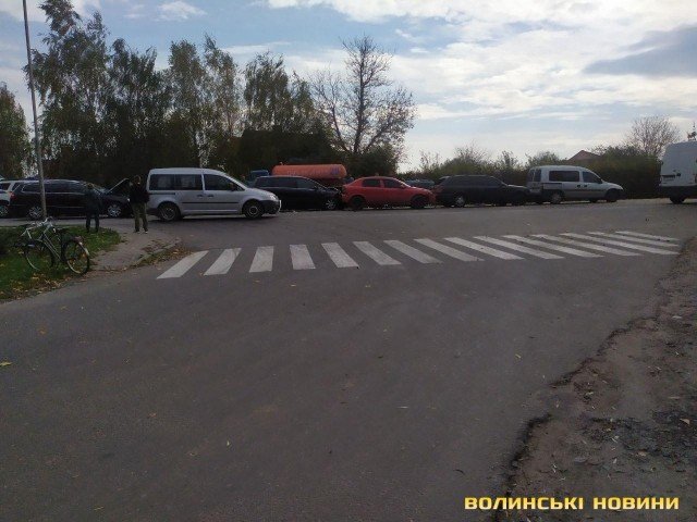 Під Луцьком в аварії зіткнулись 5 автівок, рух трасою – ускладнений. ФОТО. ВІДЕО