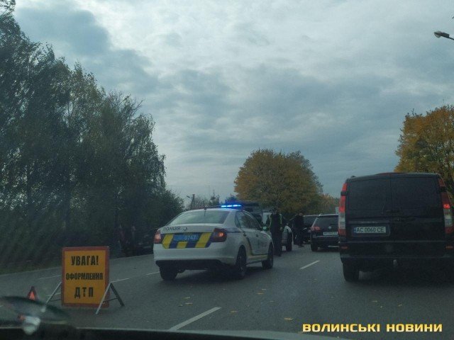 Під Луцьком в аварії зіткнулись 5 автівок, рух трасою – ускладнений. ФОТО. ВІДЕО