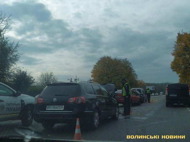 Під Луцьком в аварії зіткнулись 5 автівок, рух трасою – ускладнений. ФОТО. ВІДЕО