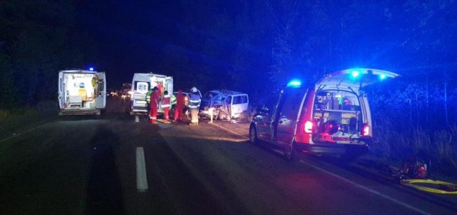 На Рівненщині вночі сталась аварія: рятувальники витягали травмованого водія з понівеченої автівки. ФОТО