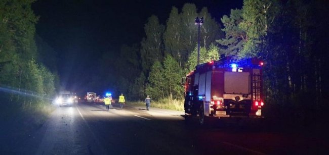 На Рівненщині вночі сталась аварія: рятувальники витягали травмованого водія з понівеченої автівки. ФОТО