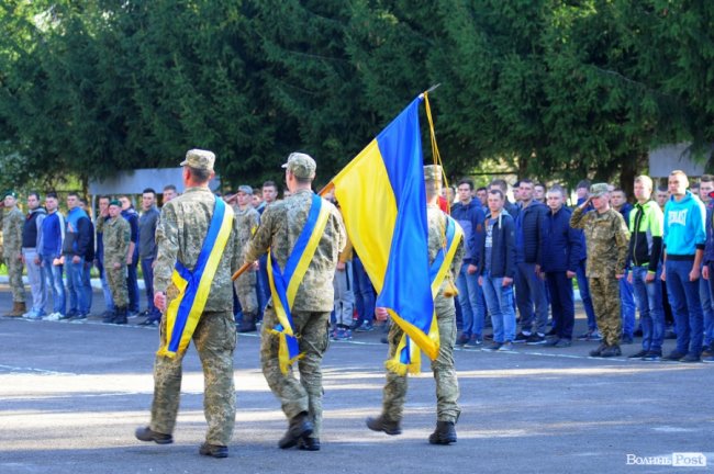 До армії урочисто відправили майже сотню юнаків з Волині. ФОТО