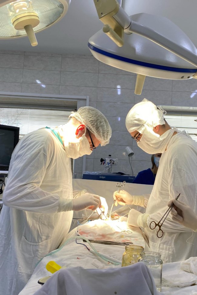 Лікарі видалили волинянину величезний камінь із сечового міхура. ФОТО