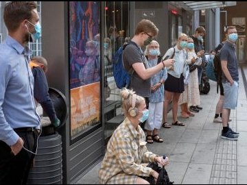 Половина українців проти жорсткого карантину під час другої хвилі COVID-19