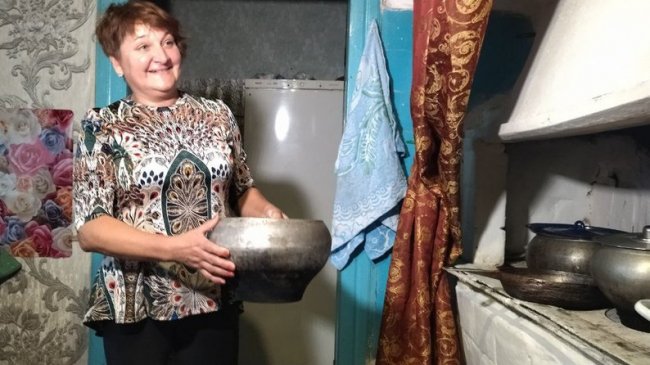 Тетяна Бляшик теж уміє виготовляти посуд.