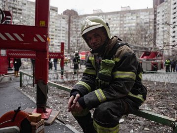 Удар по багатоповерхівці: у Києві з-під завалів дістали тіло четвертої загиблої людини