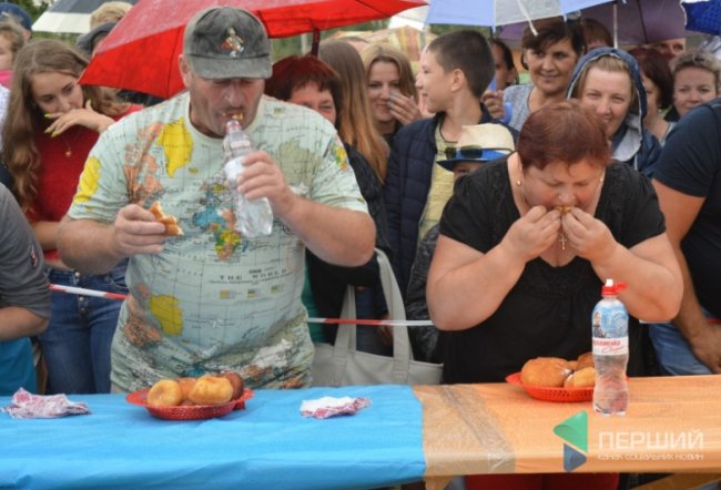 У Світязі на швидкість їли знамениті пончики. ФОТО