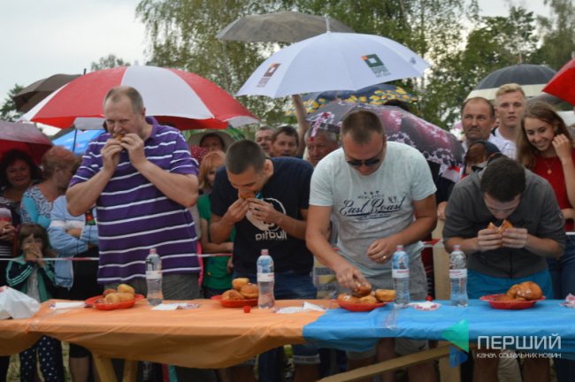 У Світязі на швидкість їли знамениті пончики. ФОТО