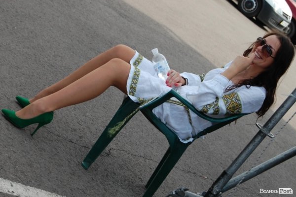 Співачка Інна Кириченко очікує свого виходу на сцену