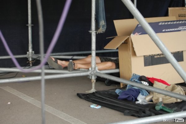 Сценічне обладнання налаштовувала фірма зі Львова. Хлопці дуже втомилися і відпочивають просто під сценою, поки там відбуваються саунд-чеки. Залізні нерви :)