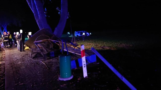 У Польщі бус з українцями злетів з дороги і врізався в зупинку: є потерпілі. ФОТО