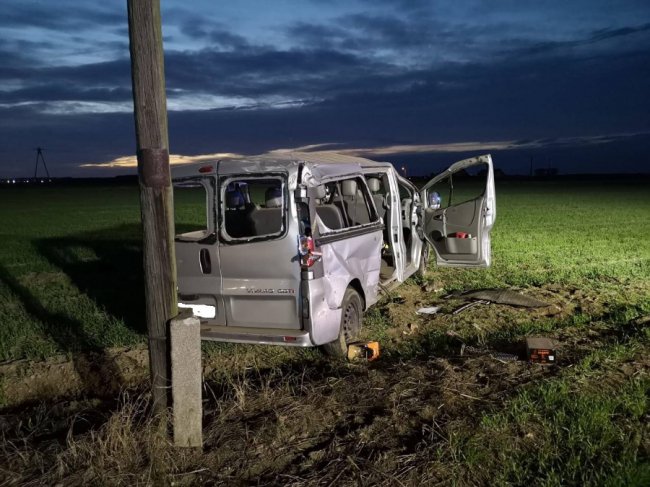 У Польщі бус з українцями злетів з дороги і врізався в зупинку: є потерпілі. ФОТО