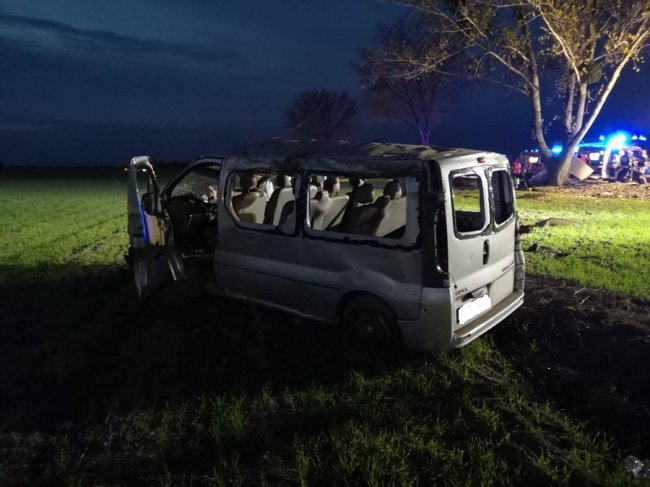 У Польщі бус з українцями злетів з дороги і врізався в зупинку: є потерпілі. ФОТО