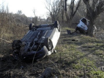 ДТП на Набережній у Луцьку: машини злетіли в долину річки