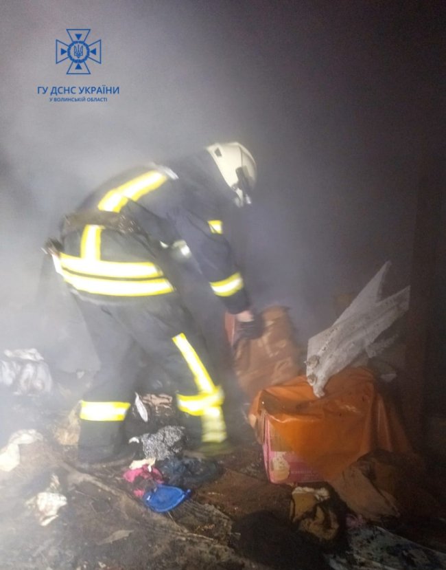 На Волині під час пожежі в будинку врятували жінку