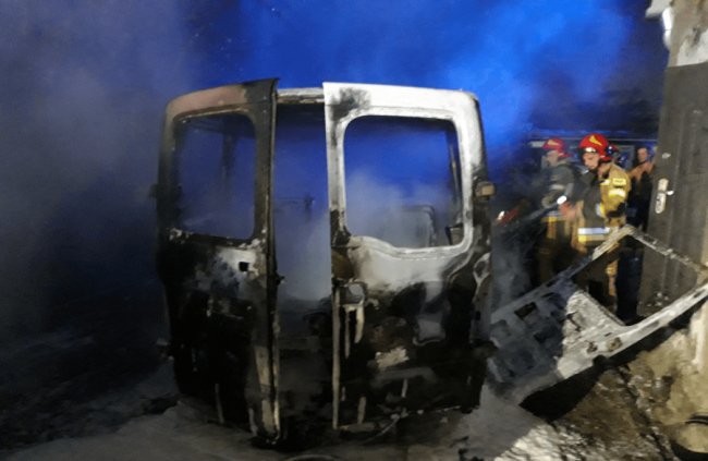 Гаряча помста: у Польщі українець підпалив дві автівки колишньому роботодавцю. ФОТО