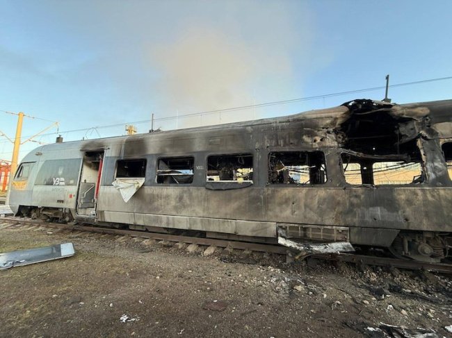 Росія цілеспрямовано атакувала пасажирський рухомий склад Укрзалізниці: затримуюються десятки рейсів