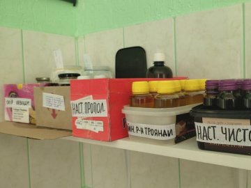 Волинські волонтери-хіміки готують лікувальні мазі для військових