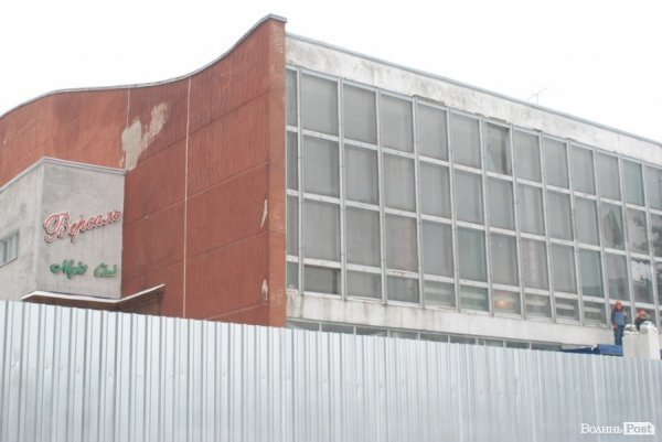 У Луцьку стартувала реконструкція «Променя»: зрізають ялинки. ФОТО. ВІДЕО. ДОКУМЕНТИ