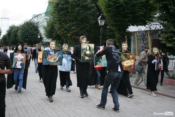 По Луцьку ходила «чортівня» з картинами. ФОТО