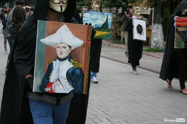 По Луцьку ходила «чортівня» з картинами. ФОТО