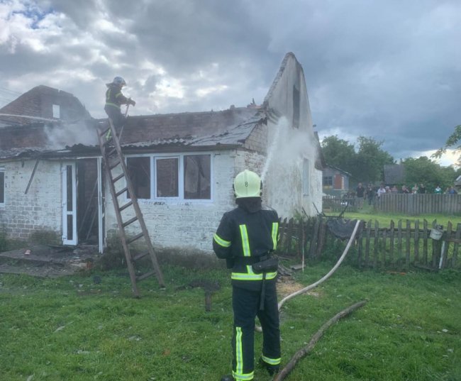 На Волині горіли автомобіль та житловий будинок