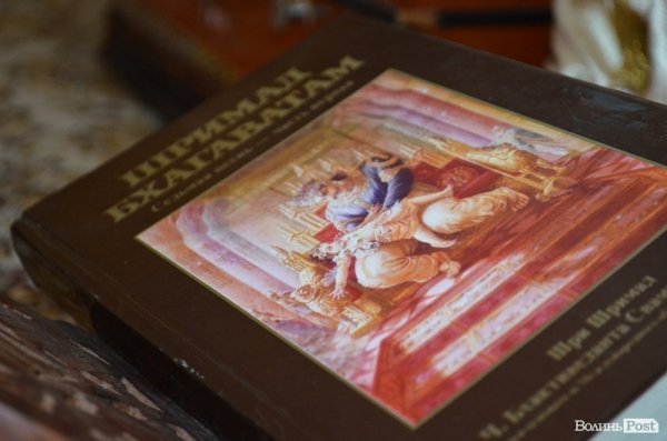 У храмі чимало релігійної літератури 