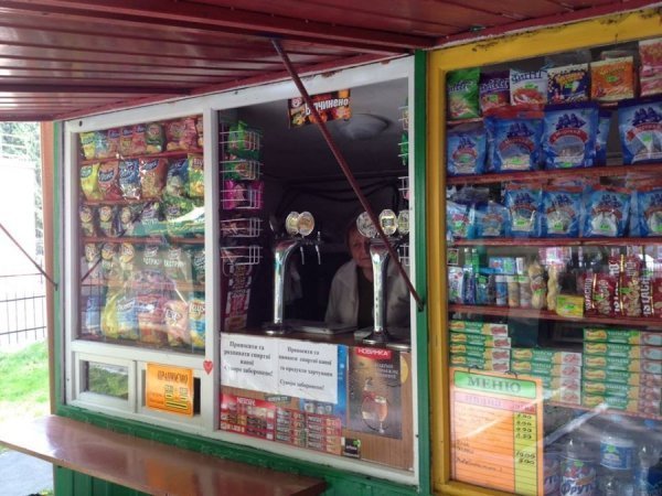 Під носом у юних плавців у Луцьку торгують пивом, ‒ депутат. ФОТО 