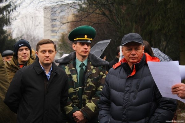 Мер Луцька і працівники «ПриватБанку» насадили дерев в парку. ФОТО