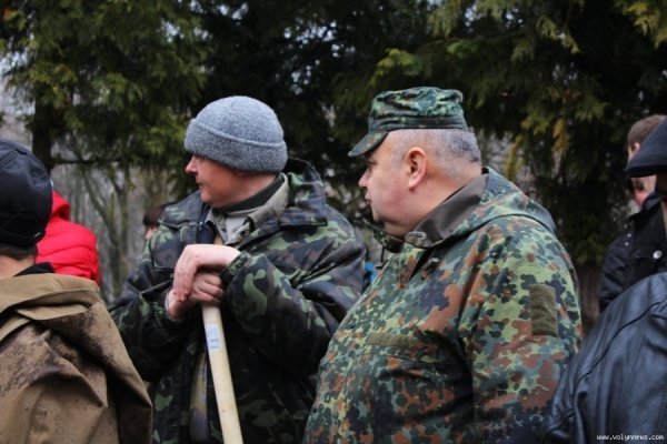 Мер Луцька і працівники «ПриватБанку» насадили дерев в парку. ФОТО