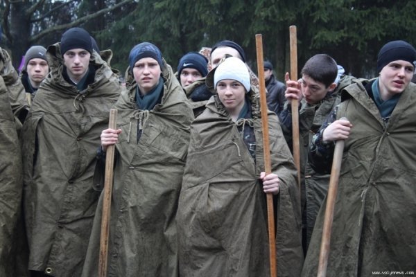 Мер Луцька і працівники «ПриватБанку» насадили дерев в парку. ФОТО