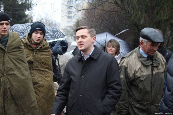 Мер Луцька і працівники «ПриватБанку» насадили дерев в парку. ФОТО