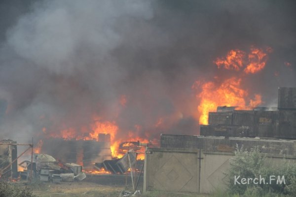 У Керчі горів порт. ФОТО. ВІДЕО