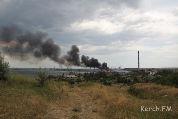 У Керчі горів порт. ФОТО. ВІДЕО