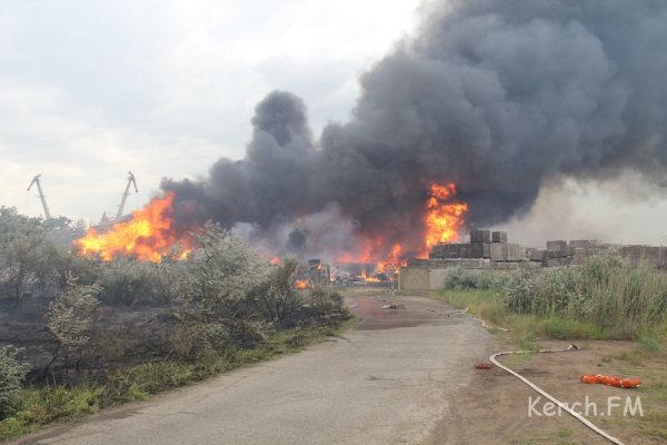 У Керчі горів порт. ФОТО. ВІДЕО