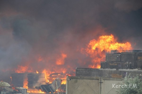 У Керчі горів порт. ФОТО. ВІДЕО