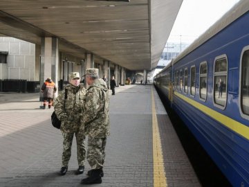 Військові можуть придбати квитки на потяг зі спецрезерву: пояснення «Укрзалізниці»